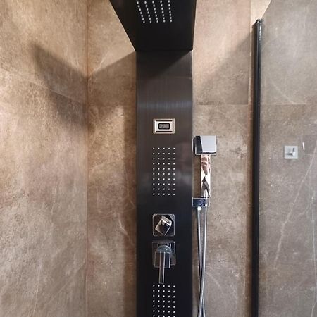 Apartamento Acogedor Junto A Calle Betis, Triana-Los Remedios Seville Luaran gambar