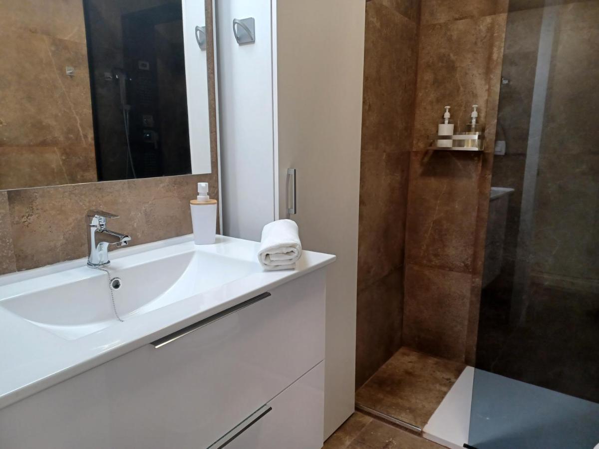 Apartamento Acogedor Junto A Calle Betis, Triana-Los Remedios Seville Luaran gambar