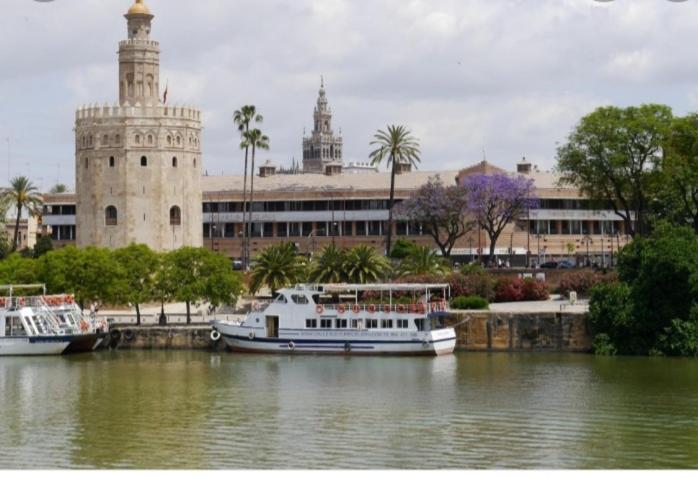 Apartamento Acogedor Junto A Calle Betis, Triana-Los Remedios Seville Luaran gambar